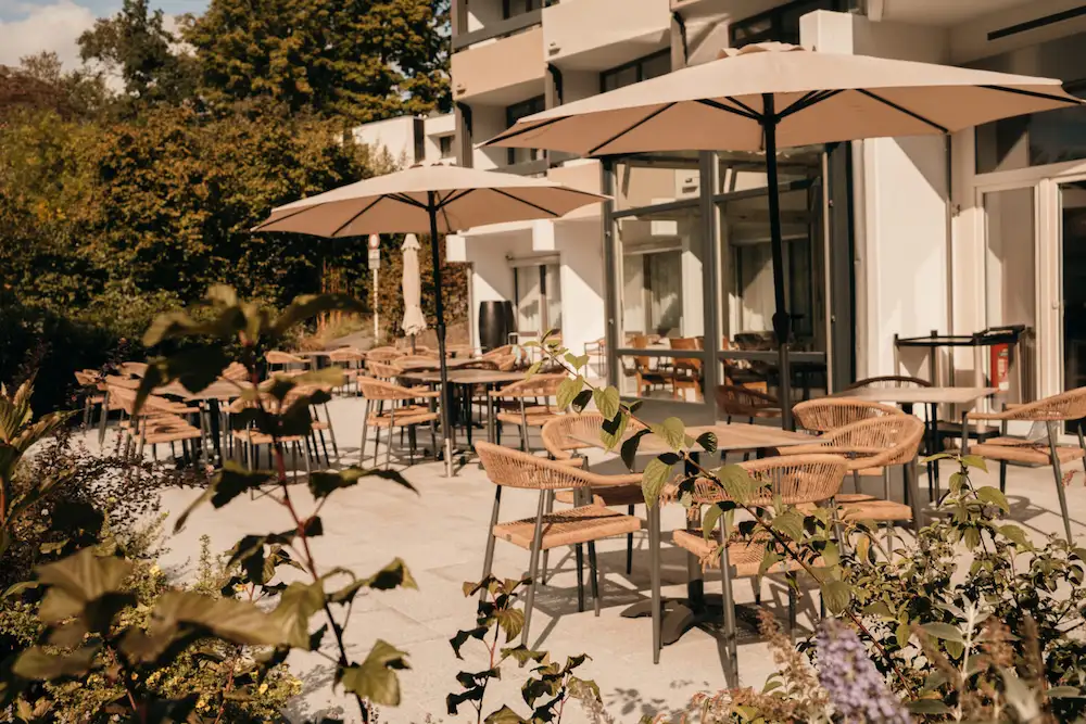 Terrasse im HOB Hotel Bamberg mit Sitzplätzen im Außenbereich